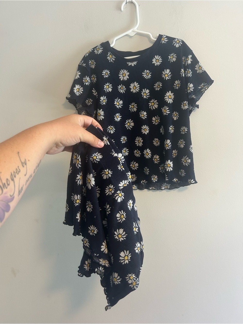 Old navy girls 10/12 navy blue with white & yellow daisy ribbed tshirt & shorts